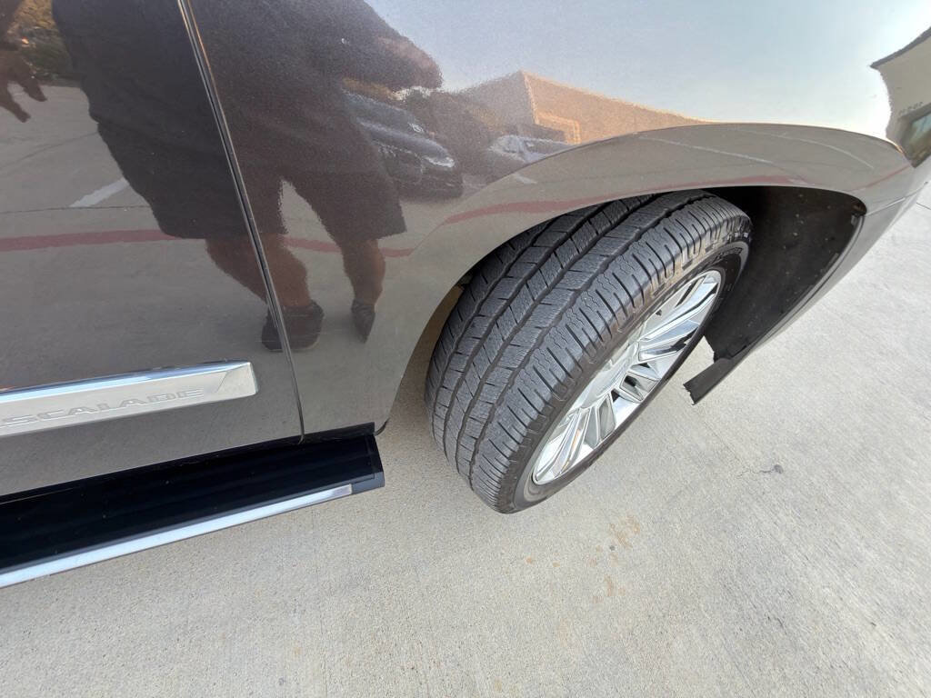 Used 2016 Cadillac Escalade ESV Platinum AWD/4WD image 38
