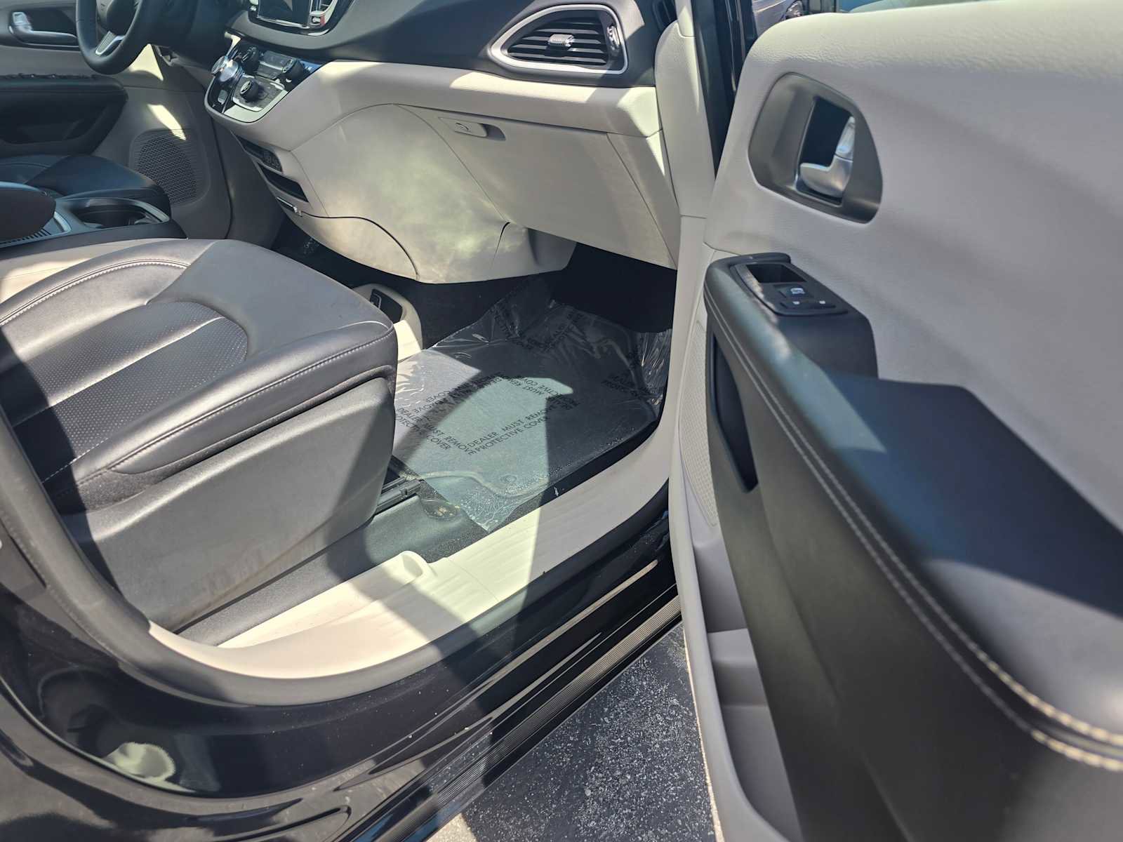 Used 2024 Chrysler Pacifica Touring-L image 10