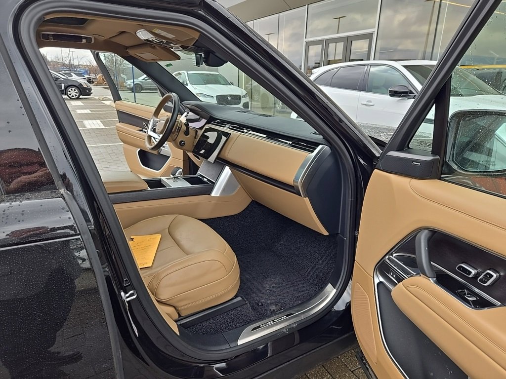 Used 2025 Land Rover Range Rover SE image 18