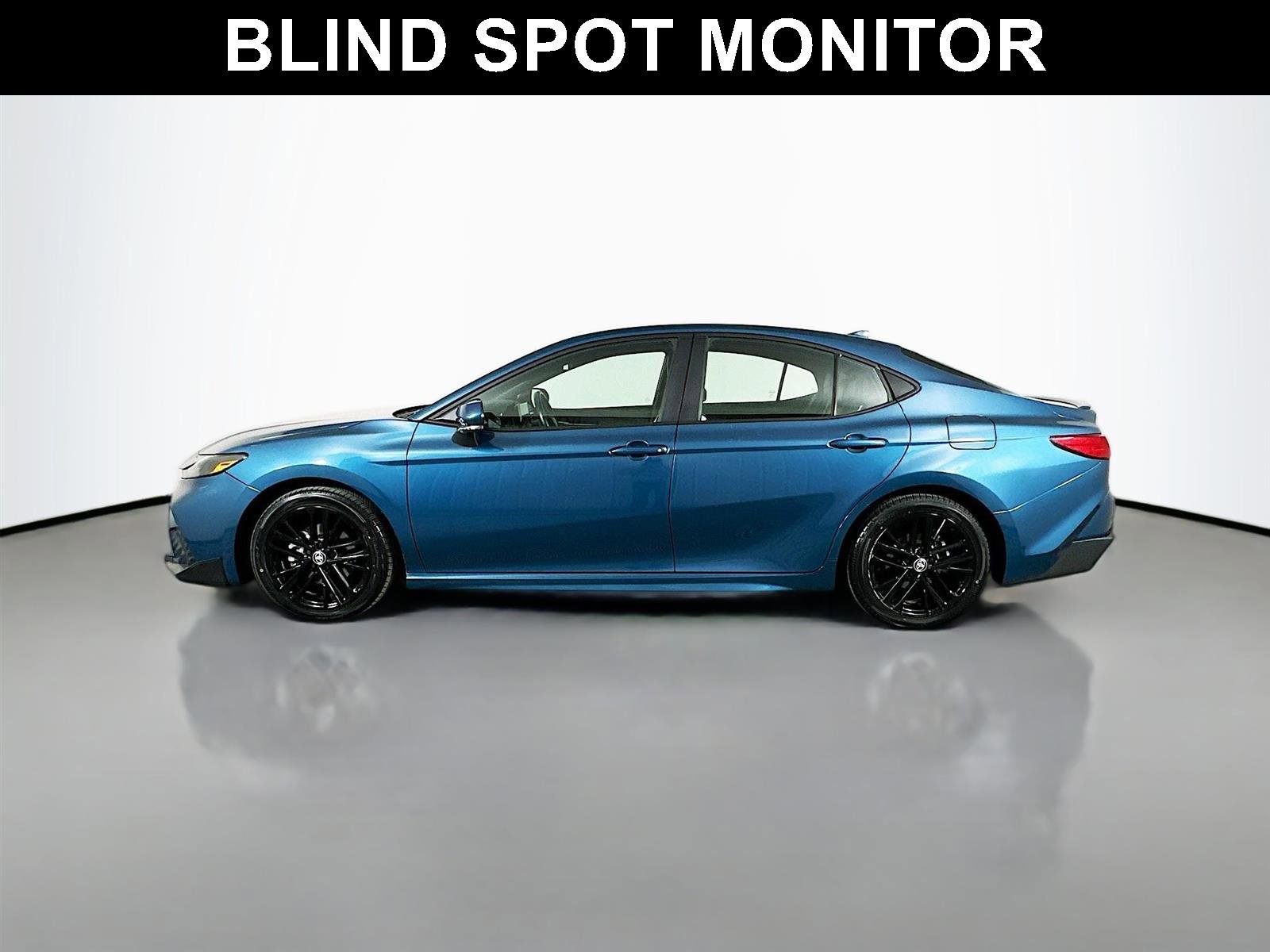 Used 2025 Toyota Camry SE image 4