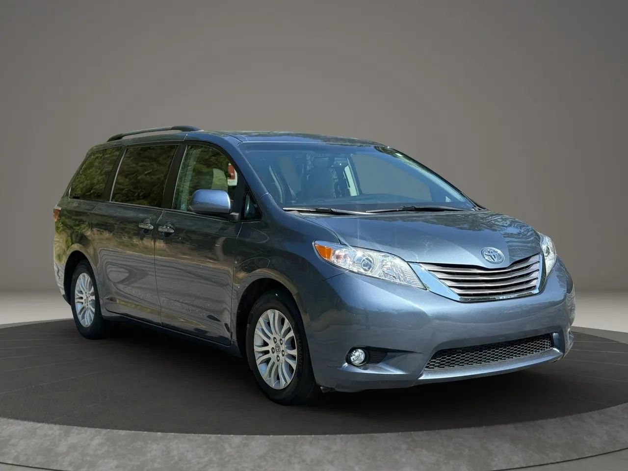 Used 2016 Toyota Sienna XLE Premium FWD image 3