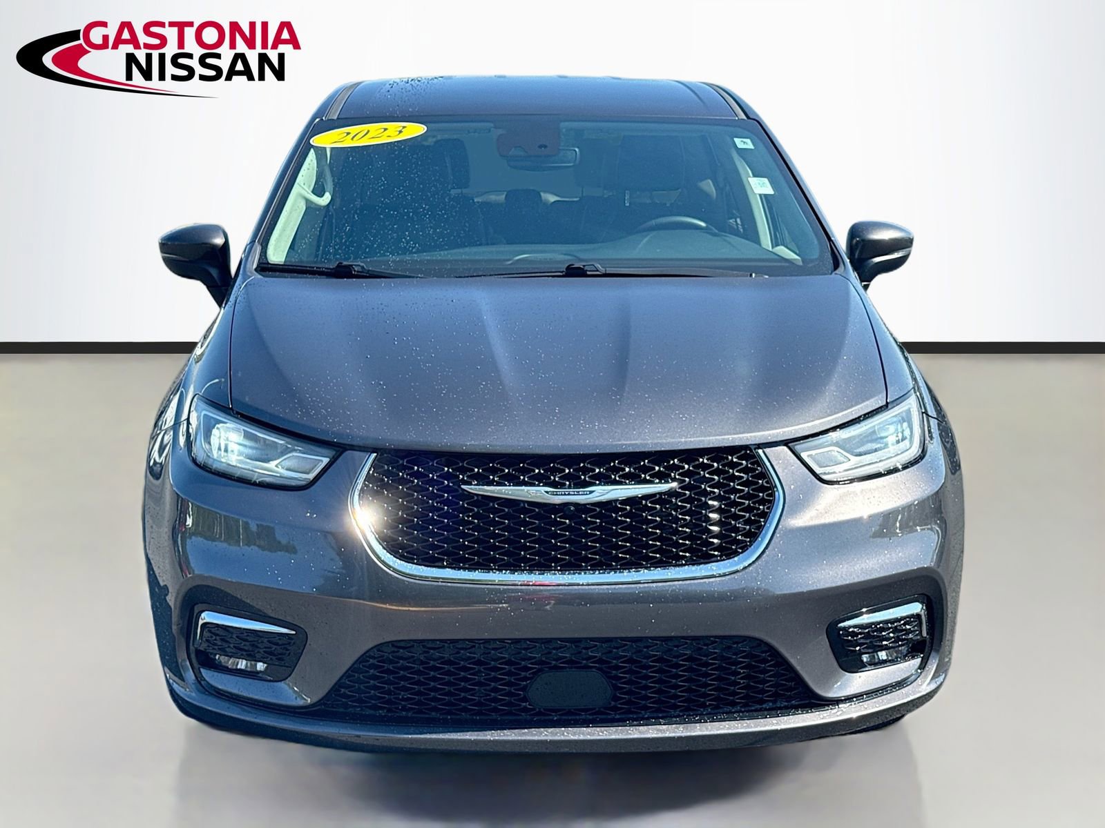 Used 2023 Chrysler Pacifica Touring-L FWD image 2