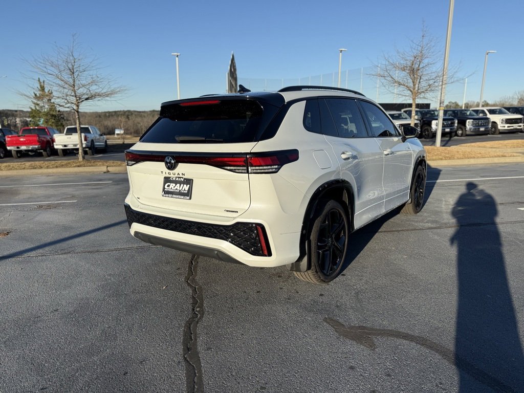 Used 2025 Volkswagen Tiguan SE R-Line image 8