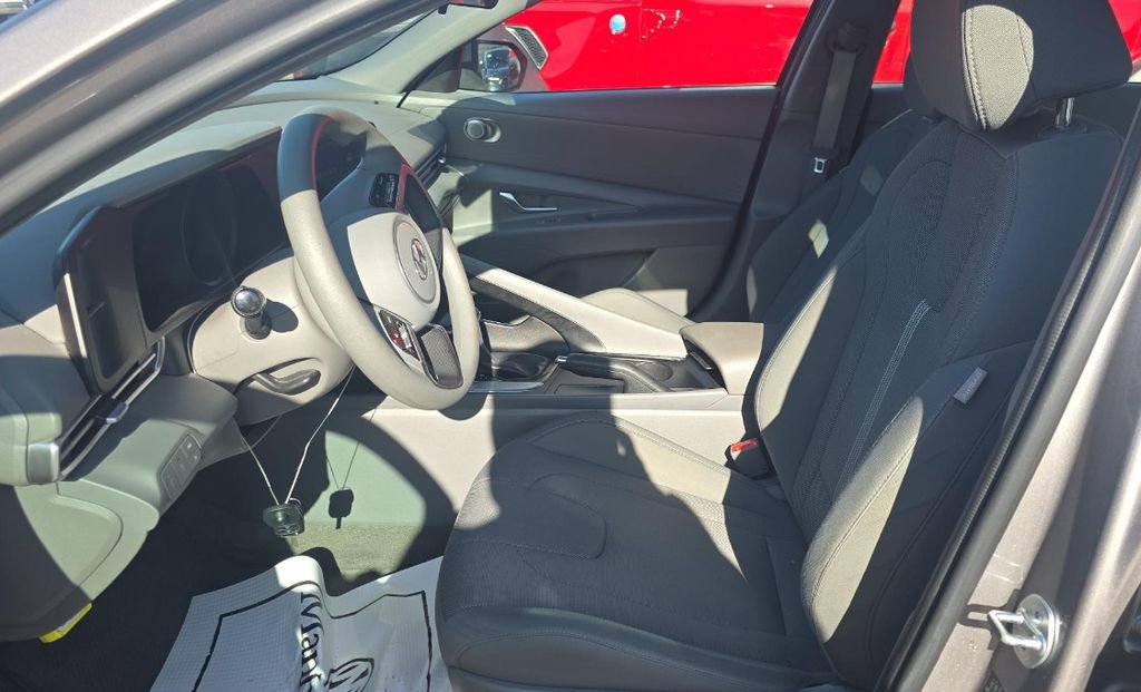 Used 2023 Hyundai Elantra SE image 2