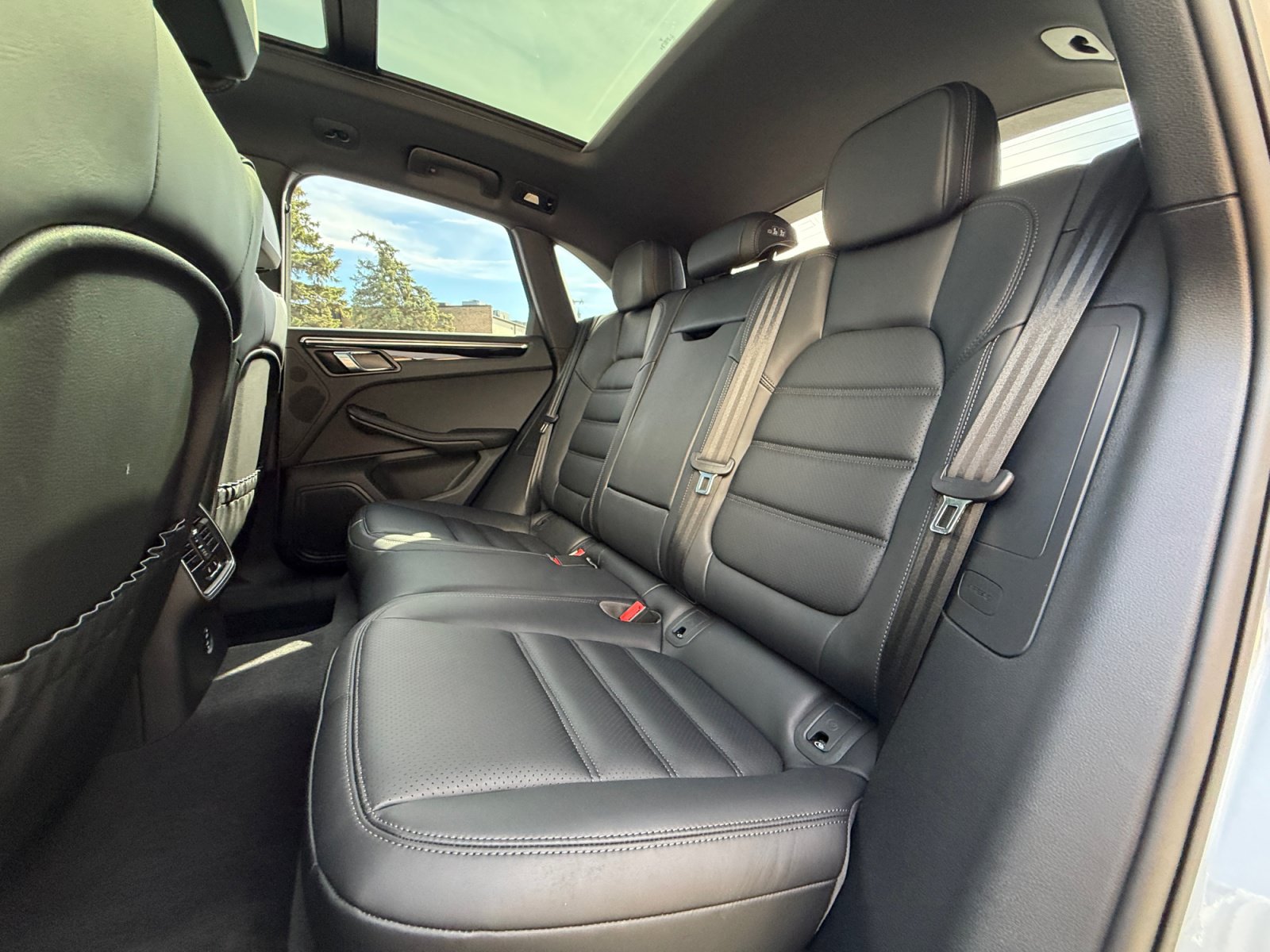Used 2025 Porsche Macan AWD/4WD image 21