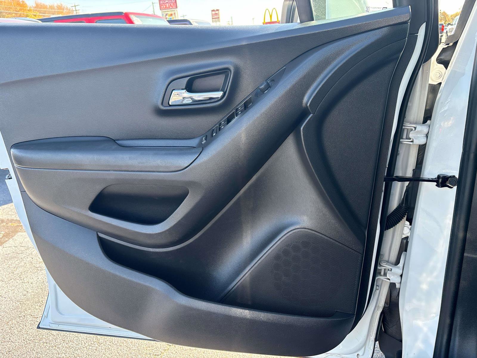 Used 2022 Chevrolet Trax LT w/ LT Convenience Package image 16