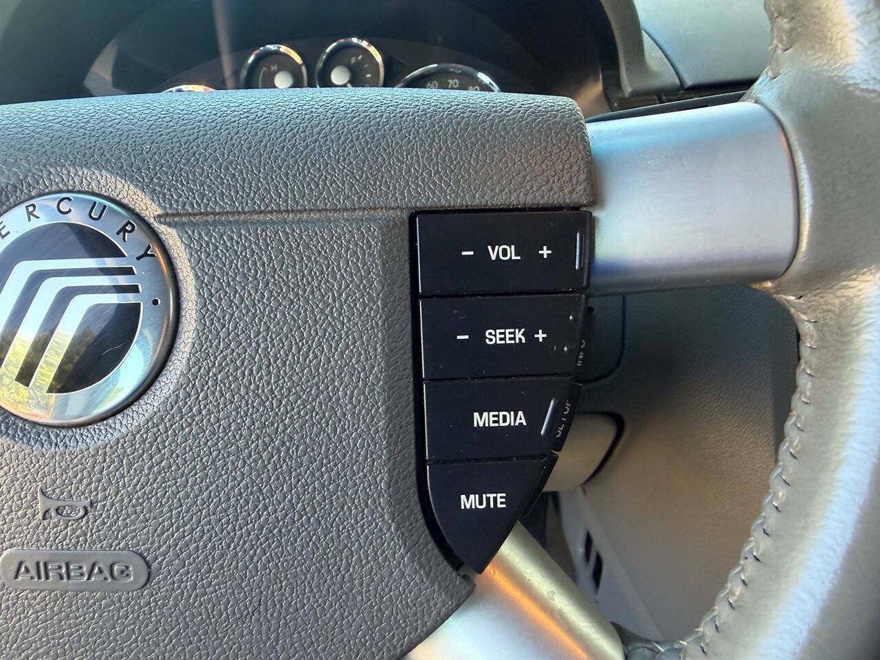 Used 2007 Mercury Montego Luxury FWD image 24