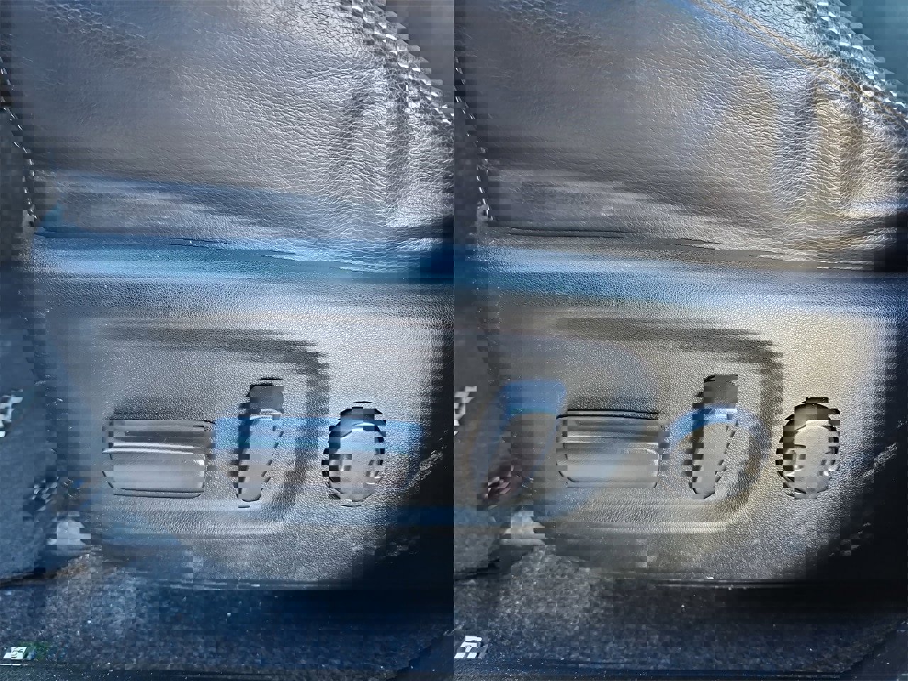 Used 2015 Toyota RAV4 Limited w/ Technology Package image 28