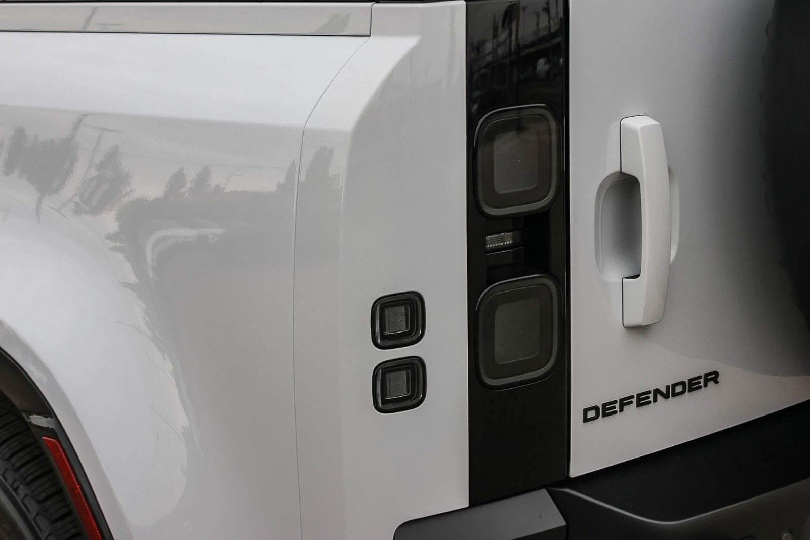 New 2026 Land Rover Defender 110 X-Dynamic SE AWD/4WD image 11