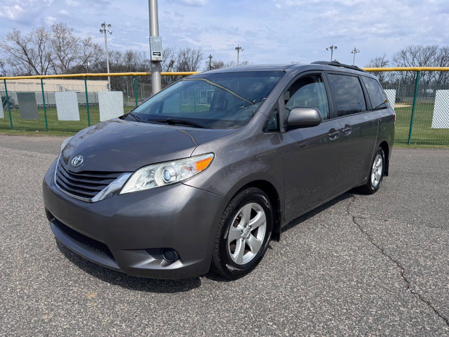 Used 2016 Toyota Sienna LE image 3
