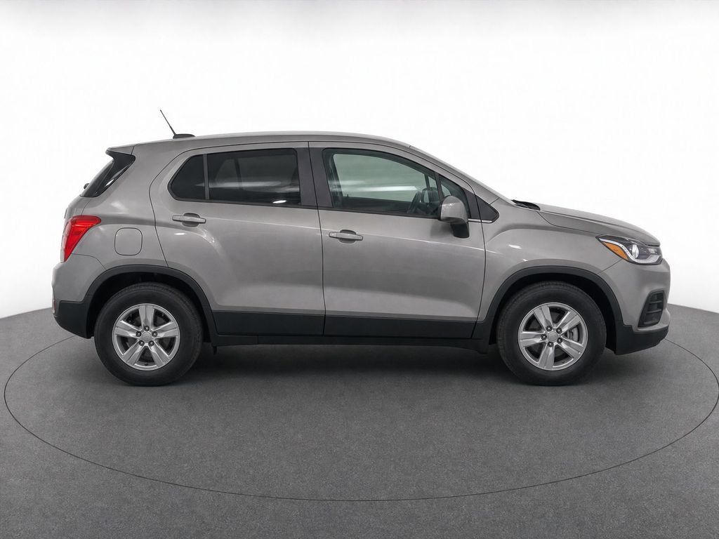 Used 2022 Chevrolet Trax LS w/ Tint and Cruise Package AWD/4WD image 8