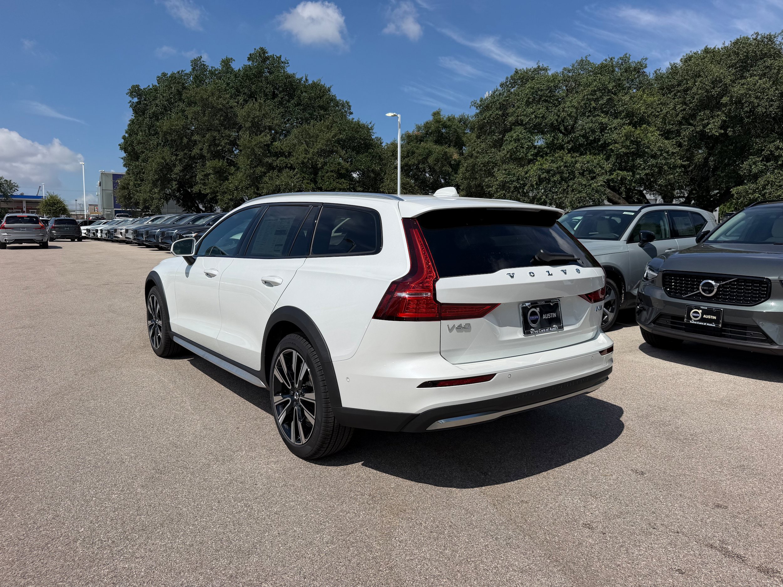 New 2026 Volvo V60 B5 Cross Country Ultra w/ Climate Package AWD/4WD image 4