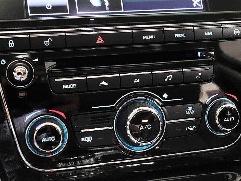 Used 2015 Jaguar XJ L Portfolio RWD image 34