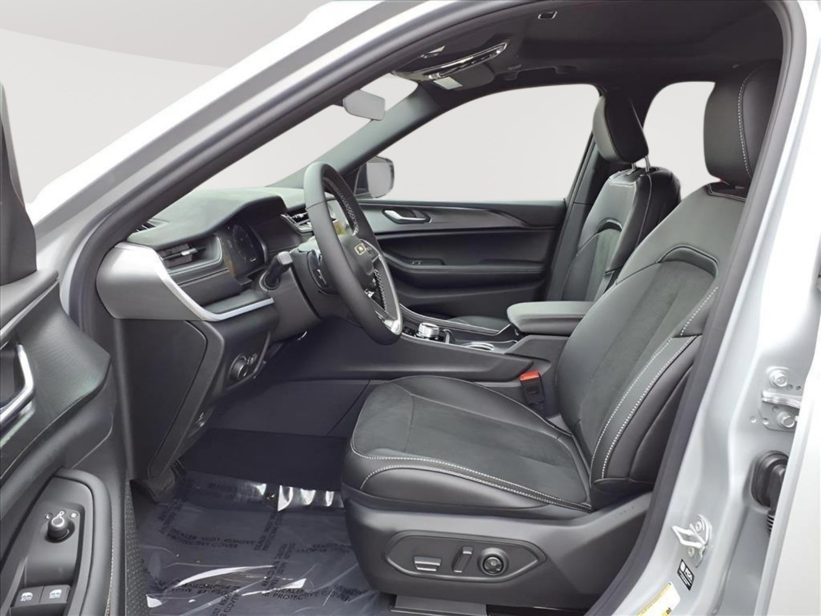 Used 2025 Jeep Grand Cherokee Altitude AWD/4WD image 11