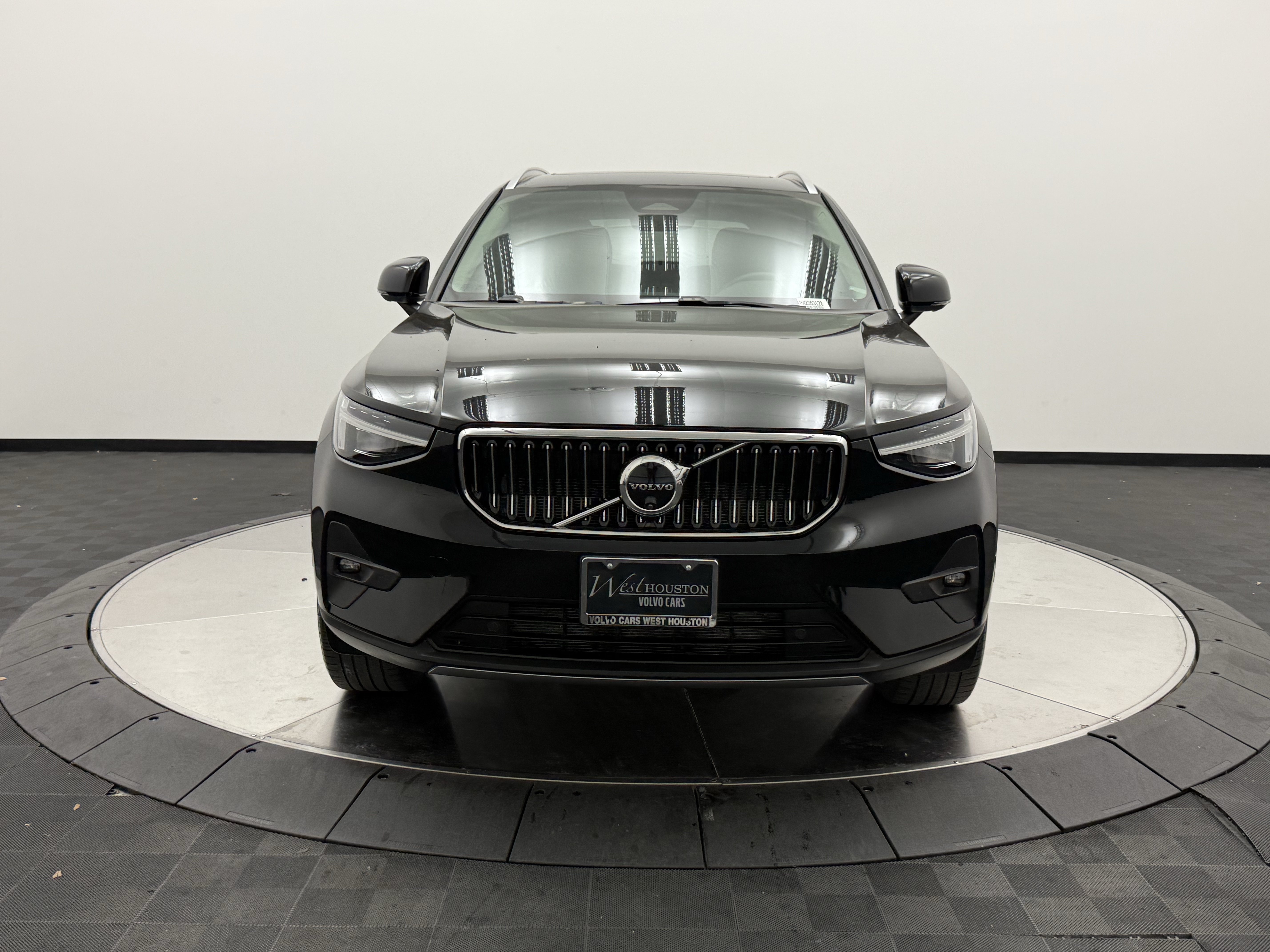 Certified 2024 Volvo XC40 B5 Plus w/ Protection Package Premier AWD/4WD image 2