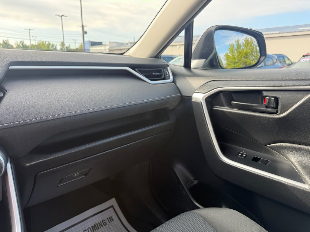 Used 2022 Toyota RAV4 LE AWD/4WD image 31