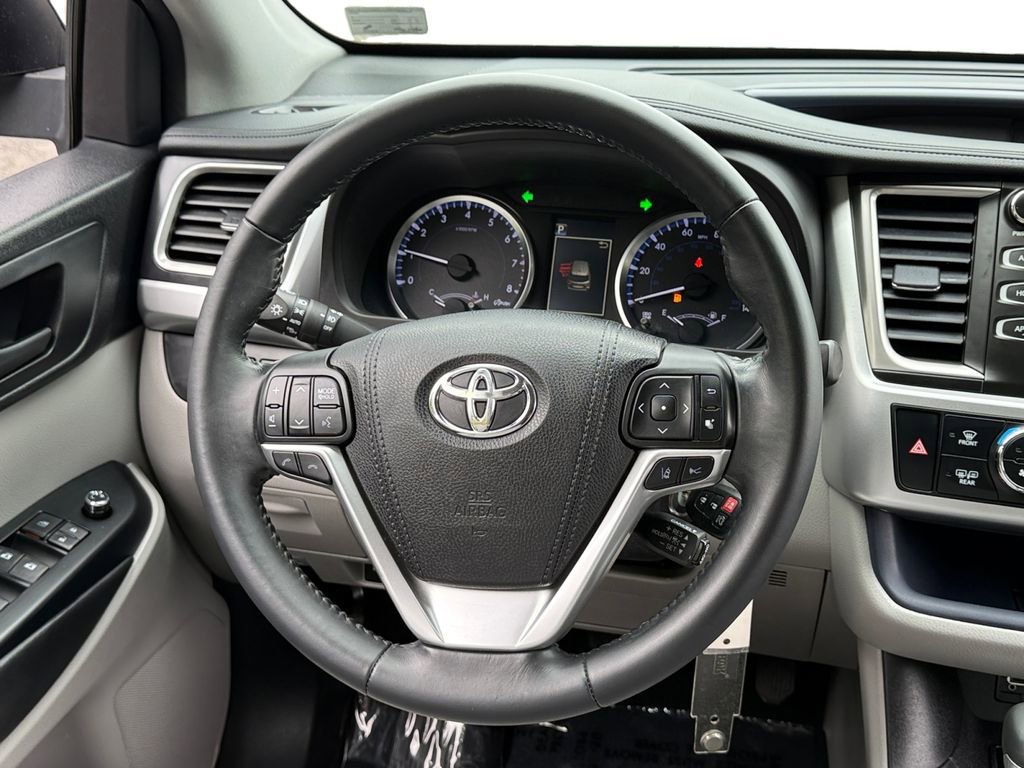 Used 2017 Toyota Highlander Plus AWD/4WD image 12