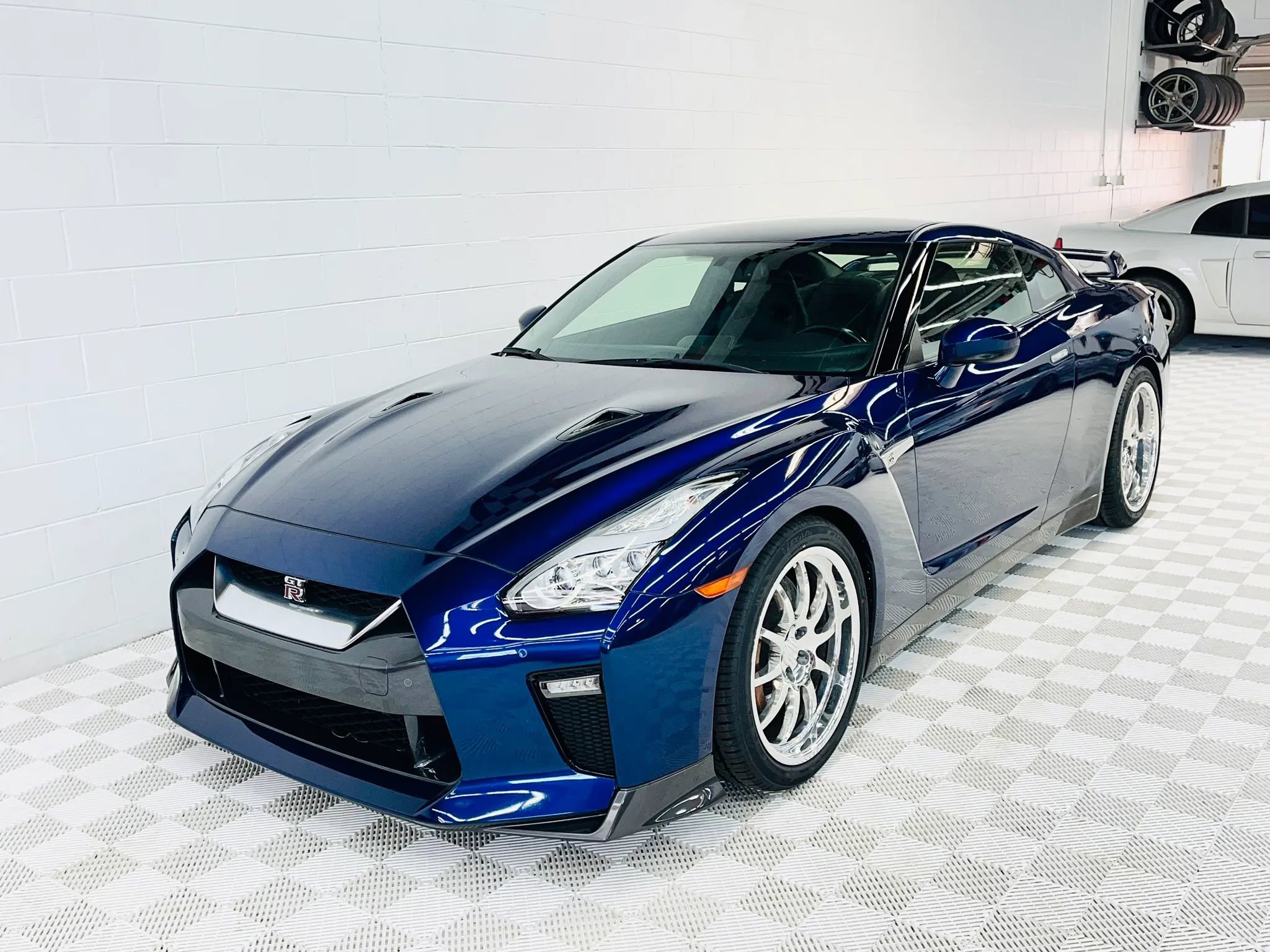 Used 2015 Nissan GT-R Premium image 4