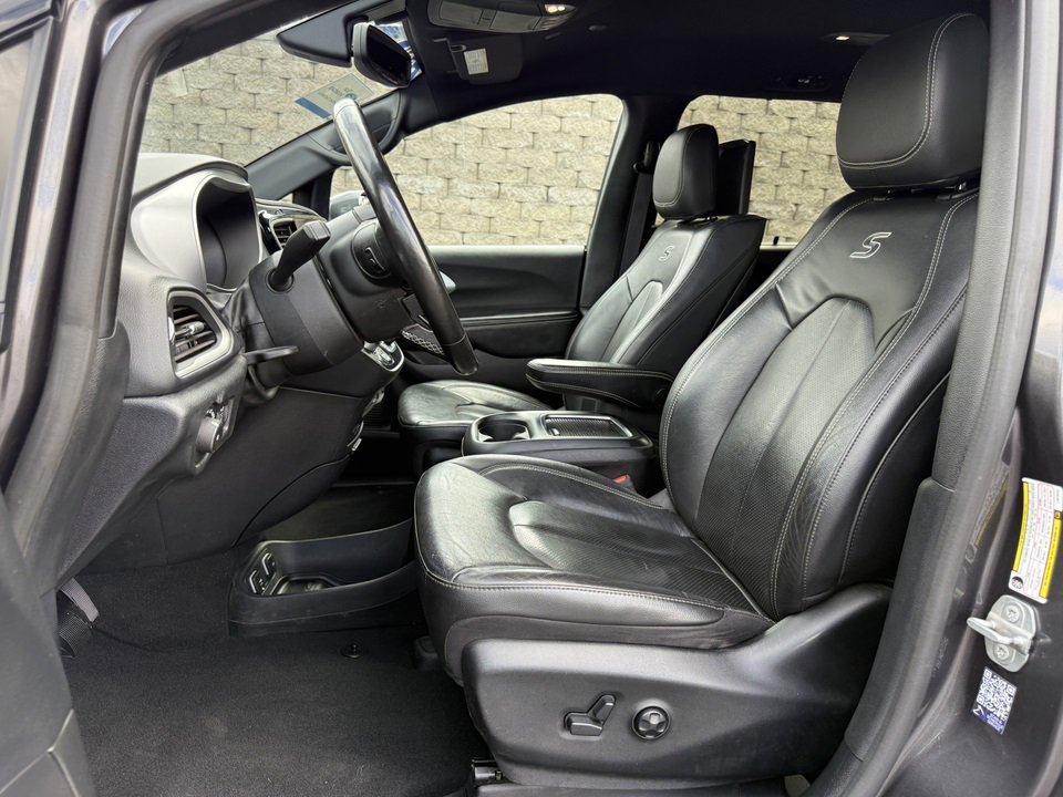 Used 2020 Chrysler Pacifica Touring-L Plus image 4