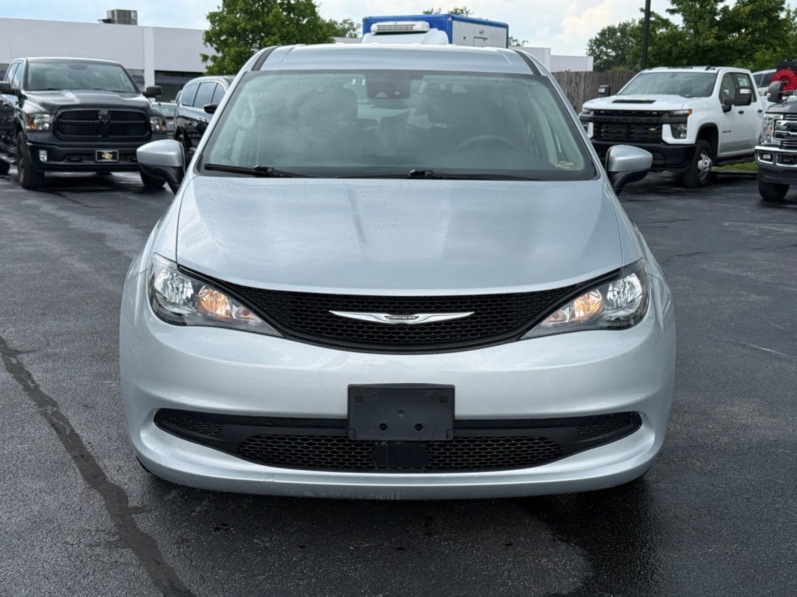 Used 2023 Chrysler Voyager LX FWD image 3