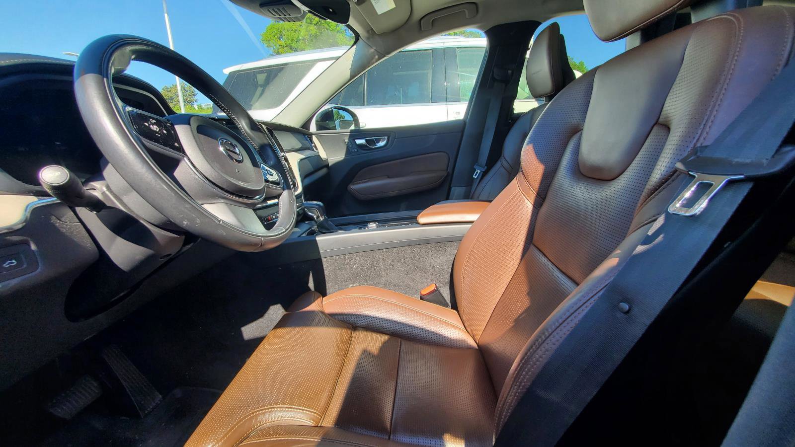 Used 2018 Volvo XC60 T6 Inscription w/ Luxury Seat Package AWD/4WD image 3