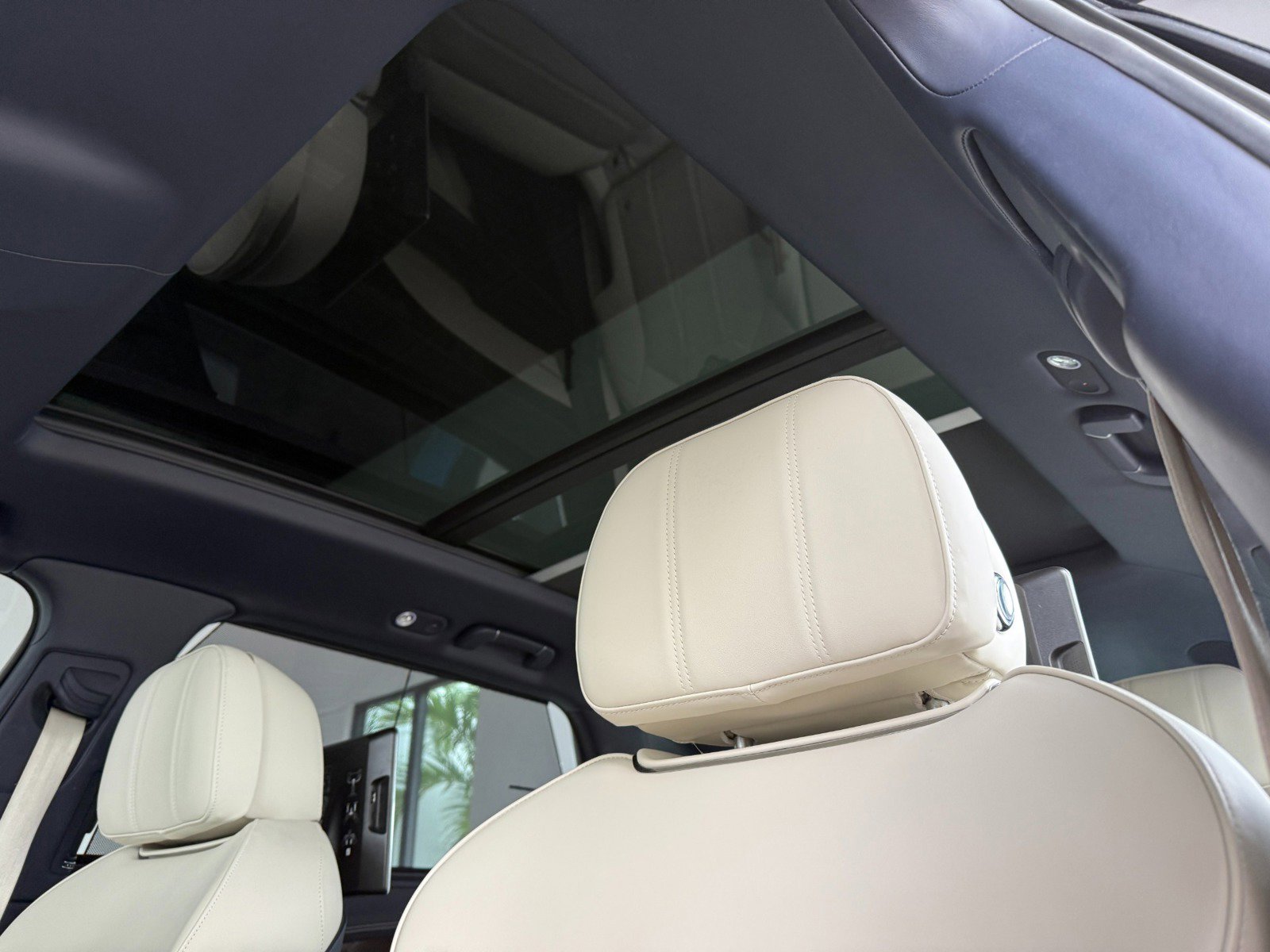 Used 2023 Bentley Bentayga Extended Wheelbase image 23