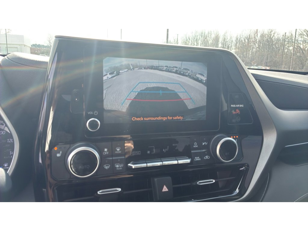 Used 2023 Toyota Highlander XLE image 16
