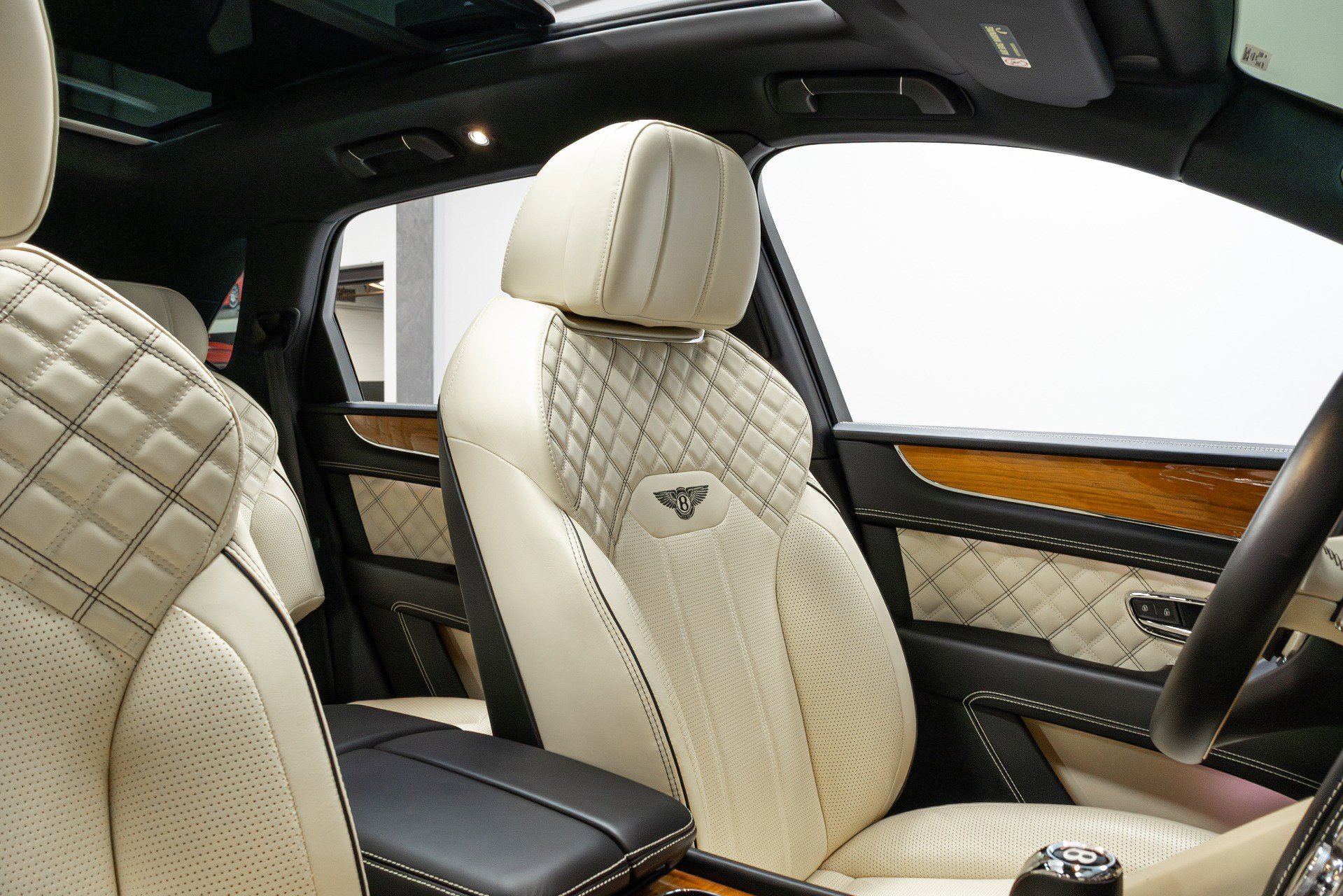 Used 2021 Bentley Bentayga w/ First Edition Specification AWD/4WD image 24