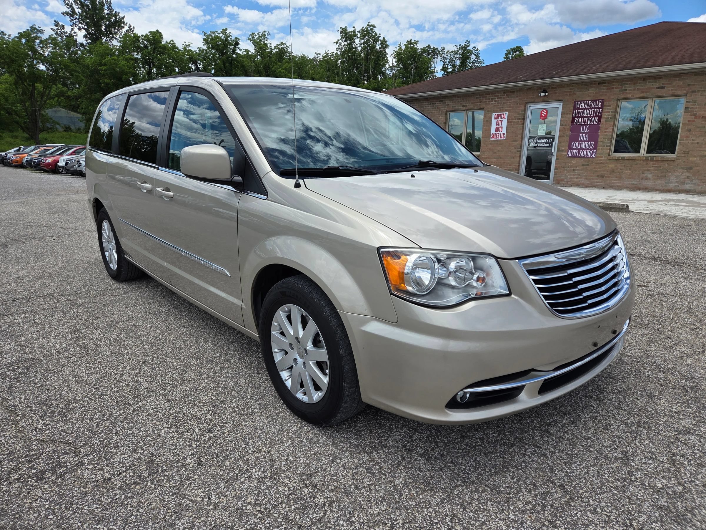 Used 2016 Chrysler Town & Country Touring FWD image 3