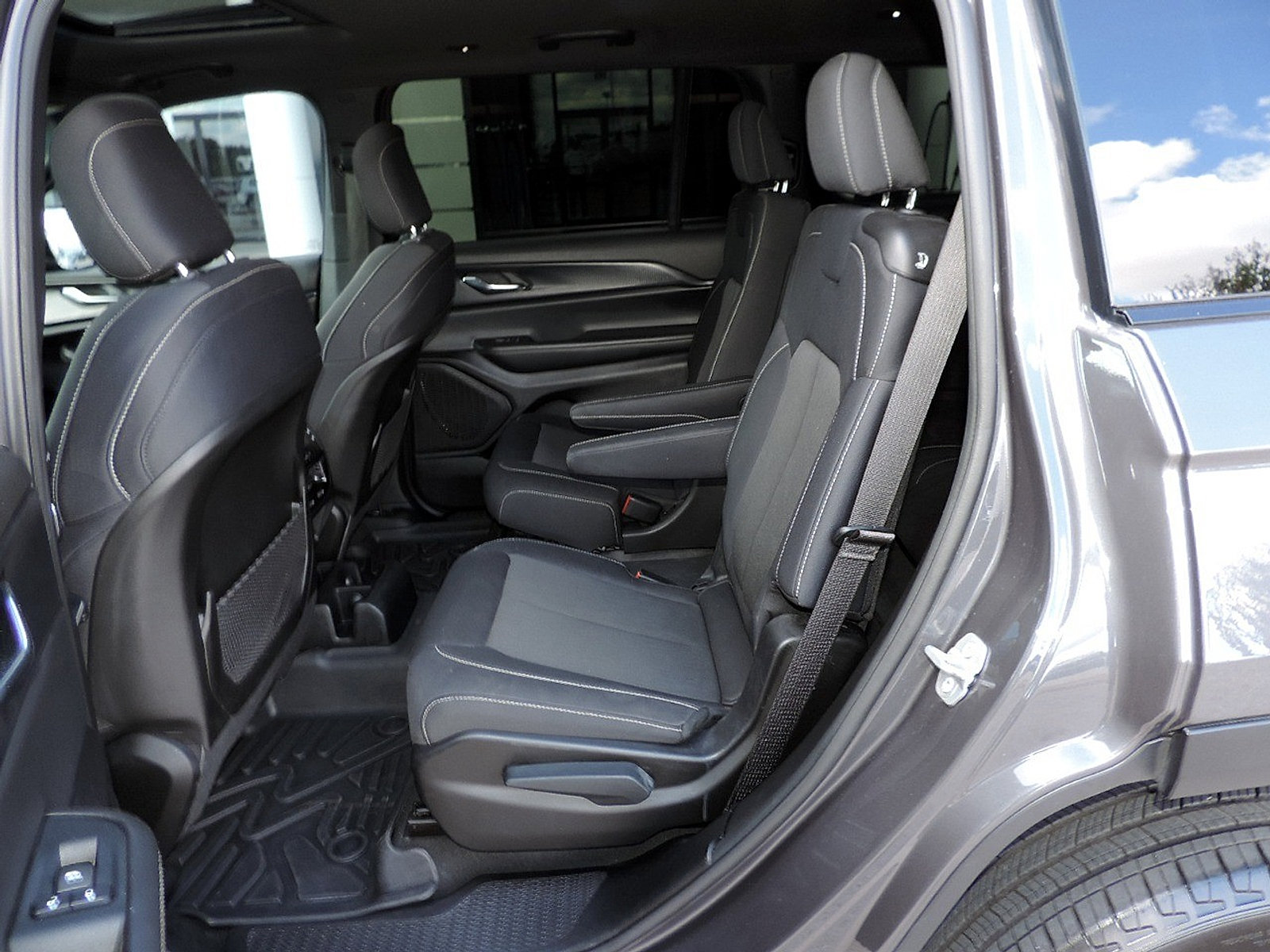 Used 2025 Jeep Grand Cherokee L Laredo RWD image 18