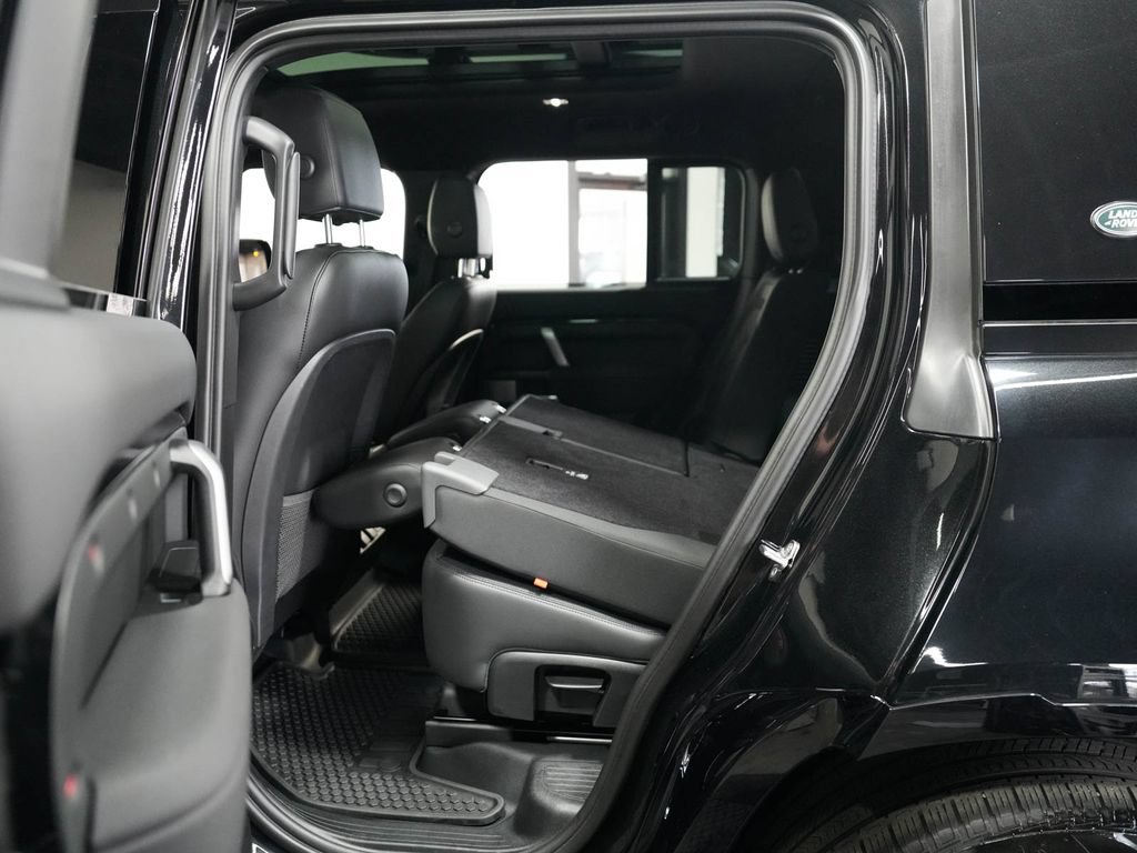 Used 2023 Land Rover Defender 130 X-Dynamic SE AWD/4WD image 32