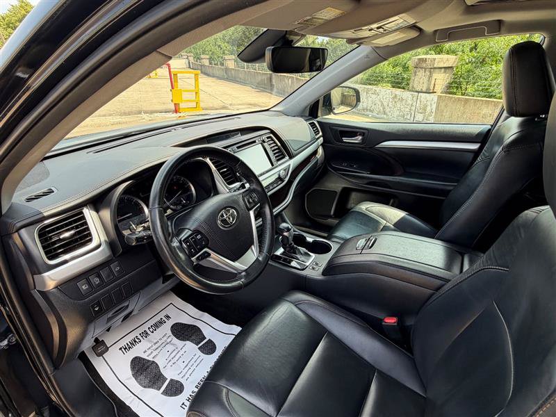 Used 2019 Toyota Highlander XLE AWD/4WD image 31