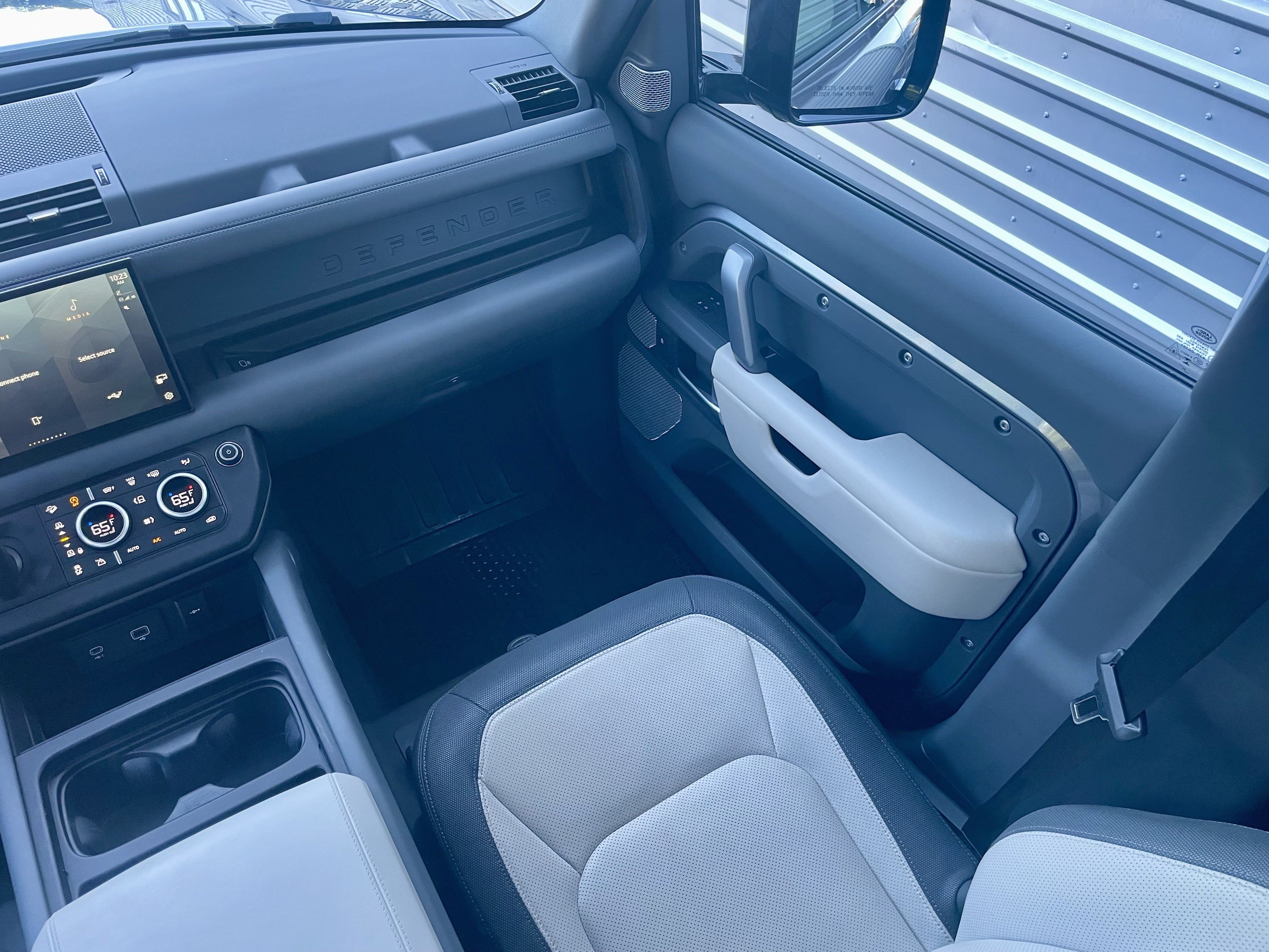 Used 2024 Land Rover Defender 130 X-Dynamic SE AWD/4WD image 18