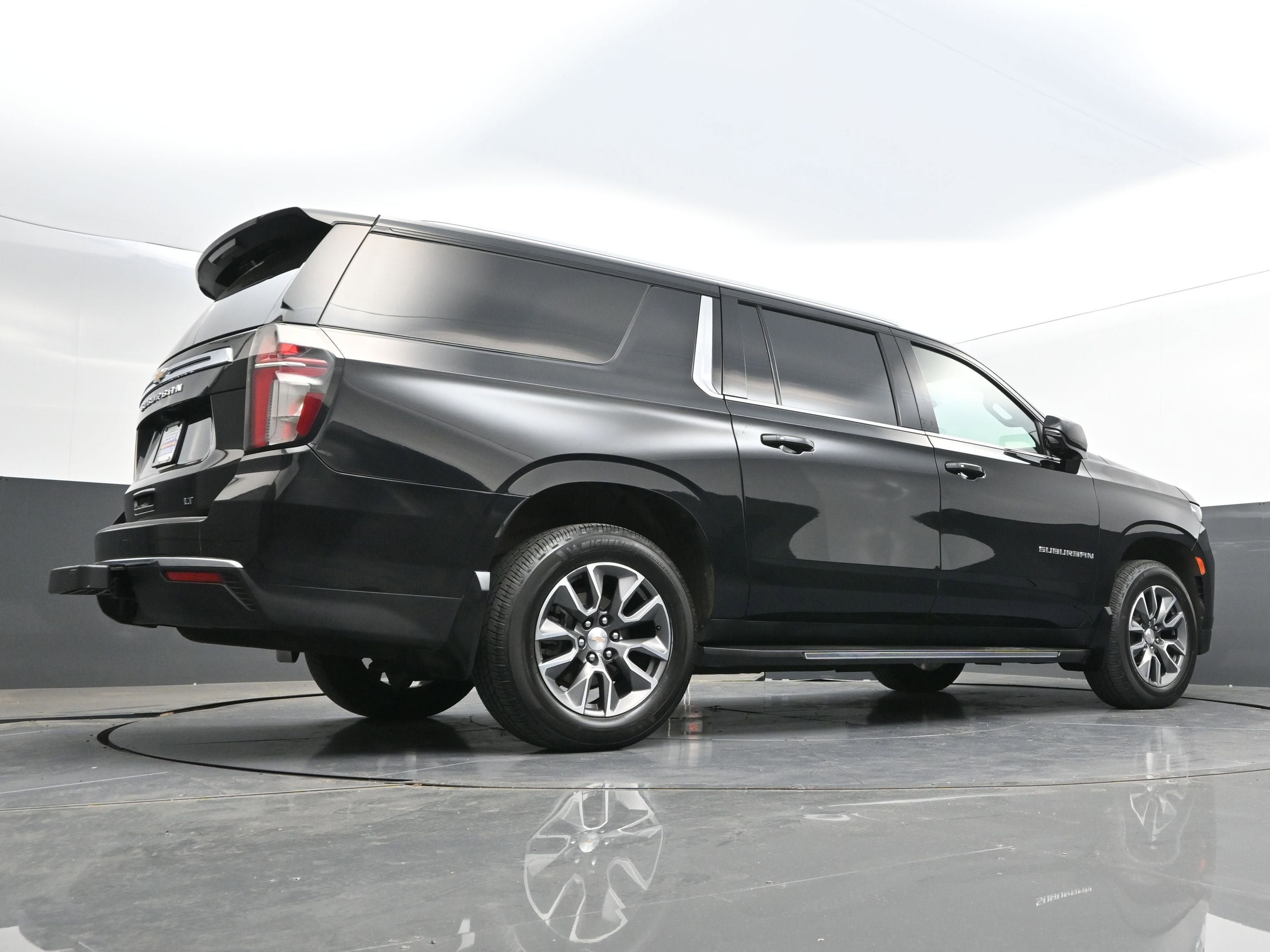 Used 2023 Chevrolet Suburban LT w/ Luxury Package AWD/4WD image 50