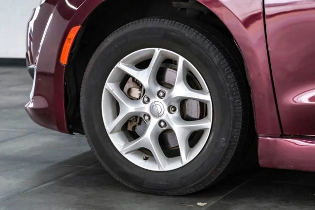 Used 2018 Chrysler Pacifica Touring Plus w/ Tire & Wheel Group FWD image 54