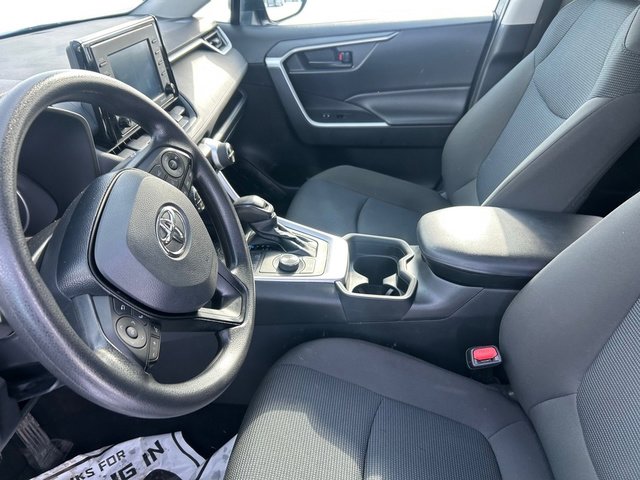 Used 2021 Toyota RAV4 LE image 3