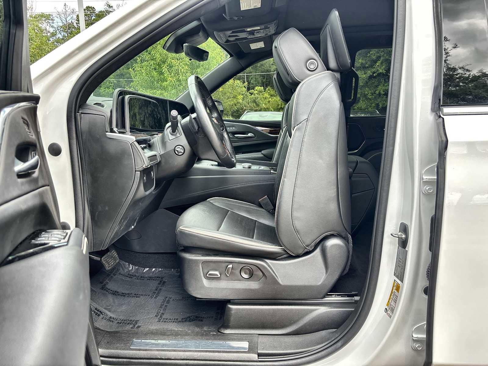 Used 2023 Cadillac Escalade Premium Luxury RWD image 2
