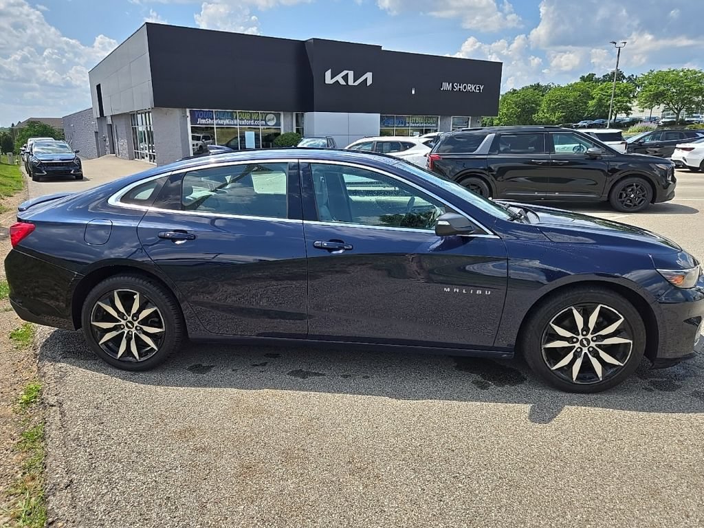 Used 2017 Chevrolet Malibu LT FWD image 2