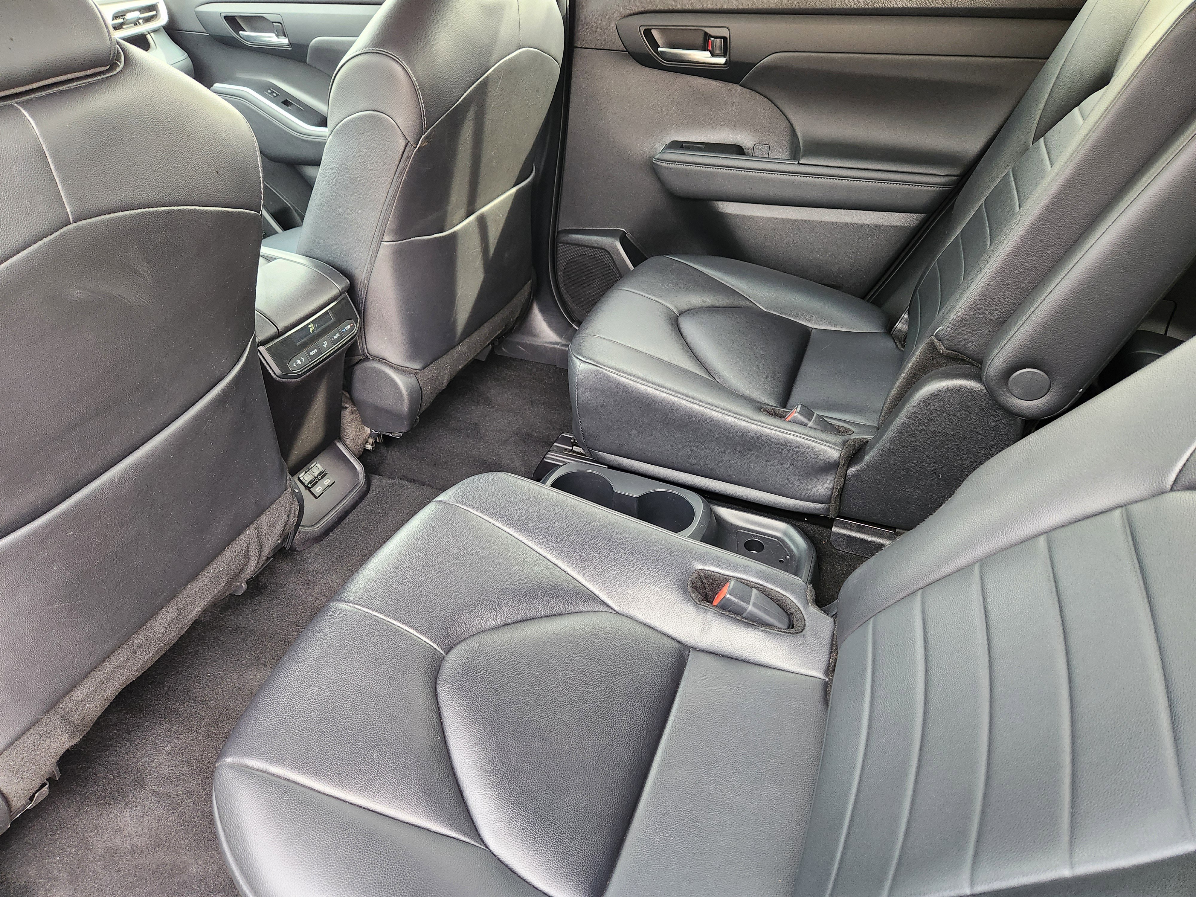 Used 2024 Toyota Highlander XSE image 29