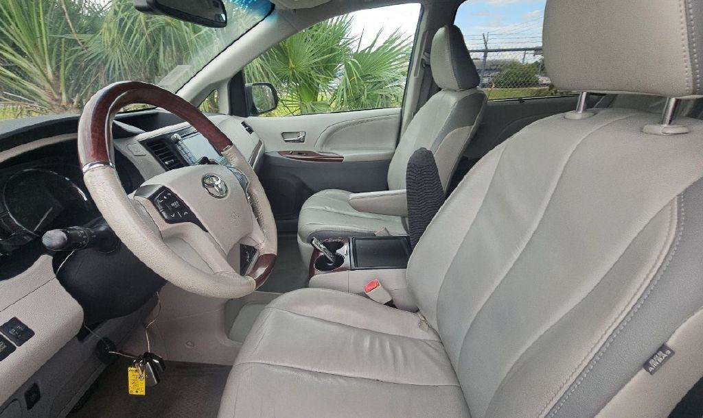 Used 2014 Toyota Sienna Limited w/ Limited Premium Package FWD image 8