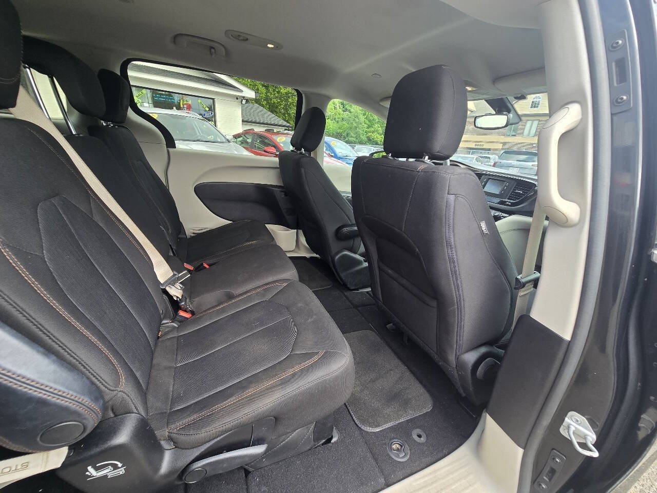 Used 2017 Chrysler Pacifica LX FWD image 42