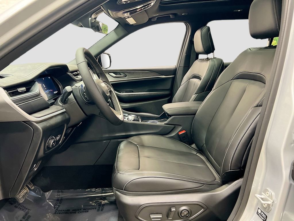 New 2025 Jeep Grand Cherokee L Limited w/ Black Appearance Package image 10