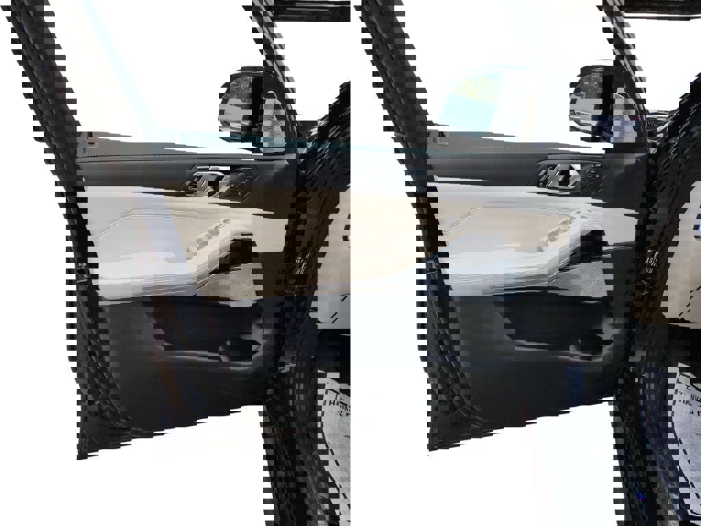 Used 2025 BMW X7 M60i image 11