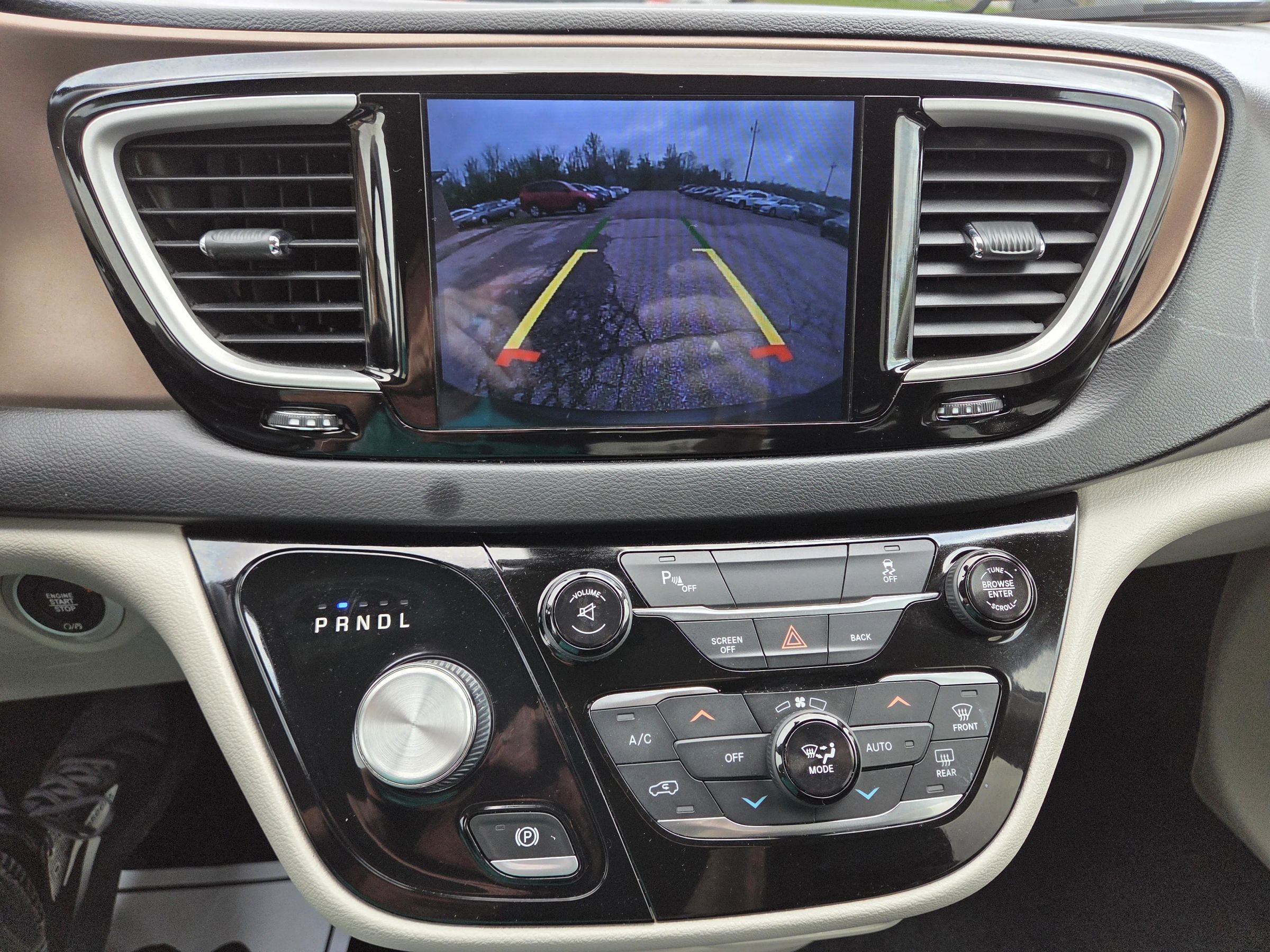 Used 2017 Chrysler Pacifica Touring-L FWD image 9