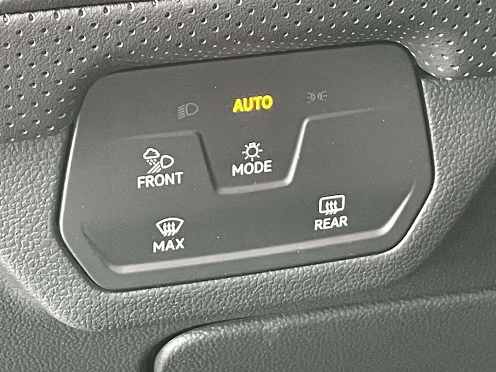 Used 2024 Volkswagen Atlas Cross Sport SE image 17