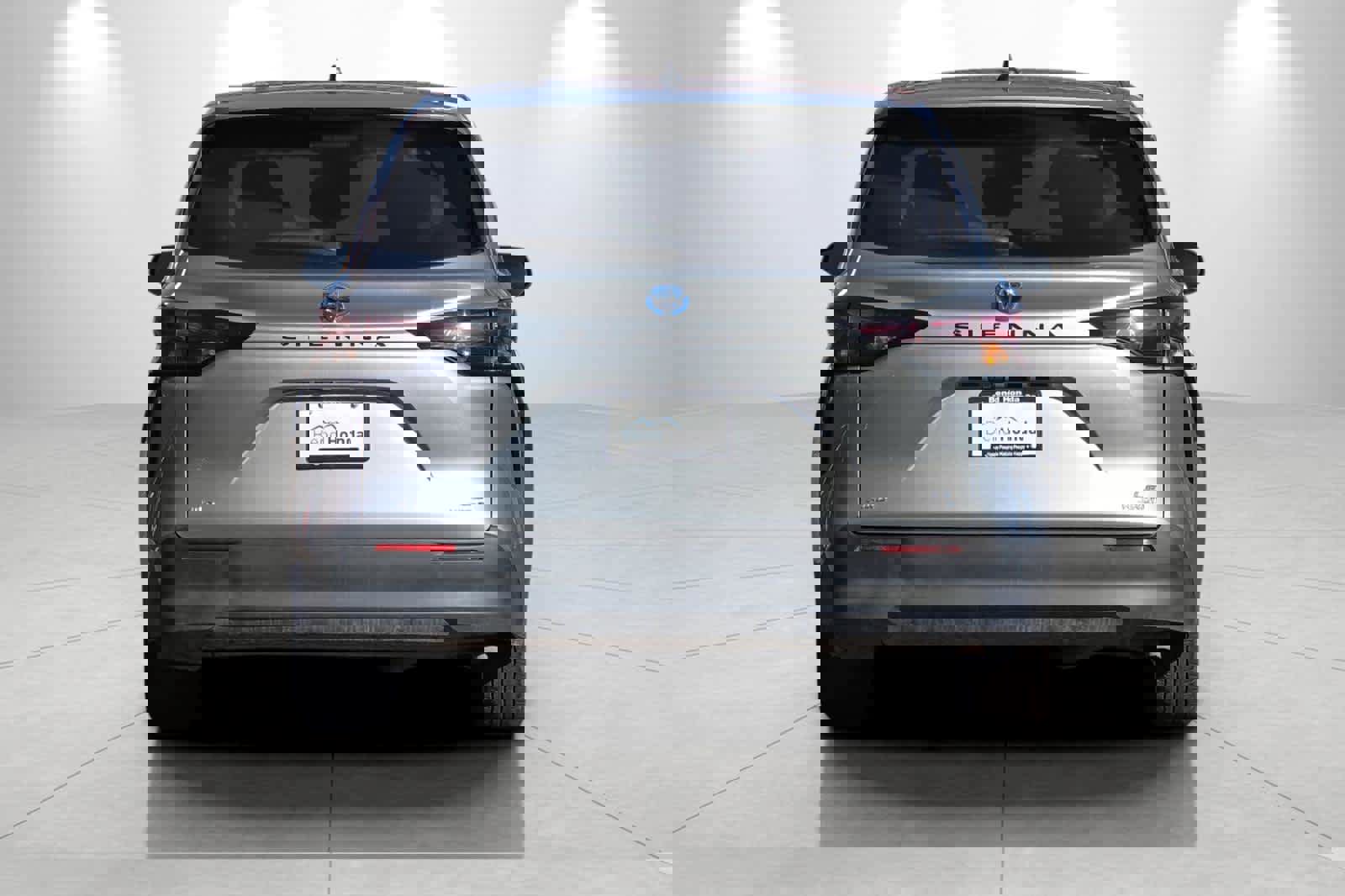 Used 2024 Toyota Sienna LE image 7