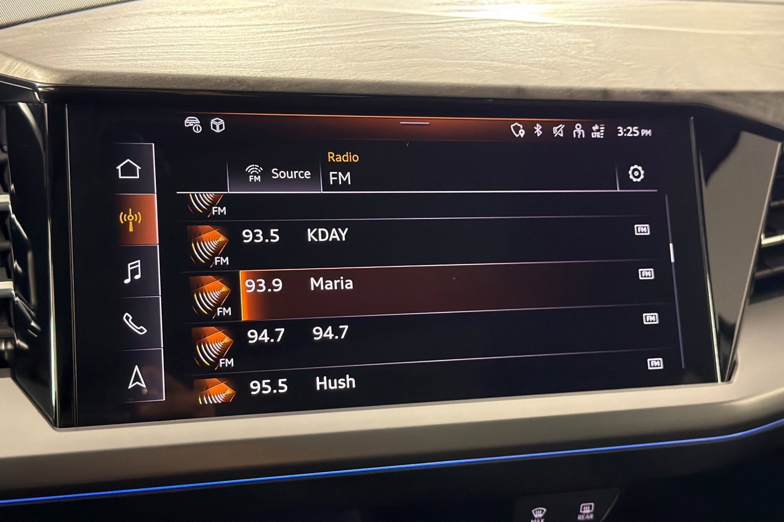 Used 2023 Audi Q4 e-tron Premium Plus w/ Premium Plus image 17