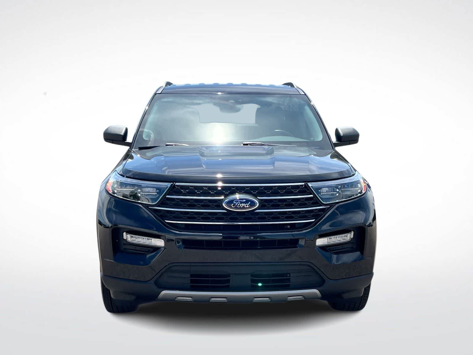 Used 2023 Ford Explorer XLT w/ Equipment Group 202A AWD/4WD image 3