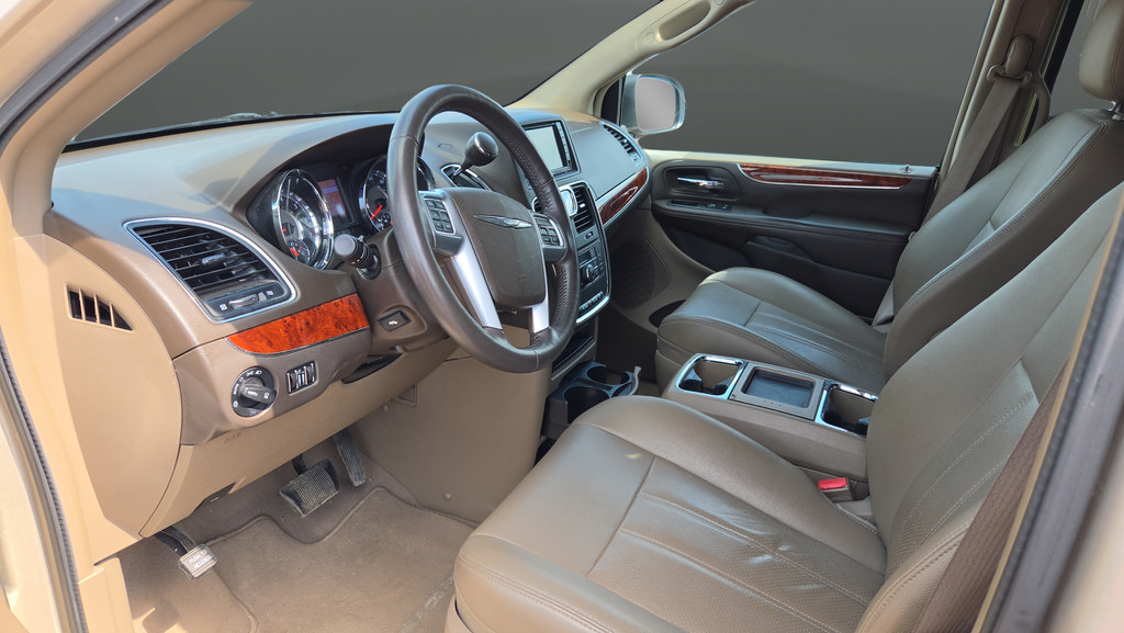 Used 2012 Chrysler Town & Country Touring-L w/ Driver Convenience Group FWD image 9