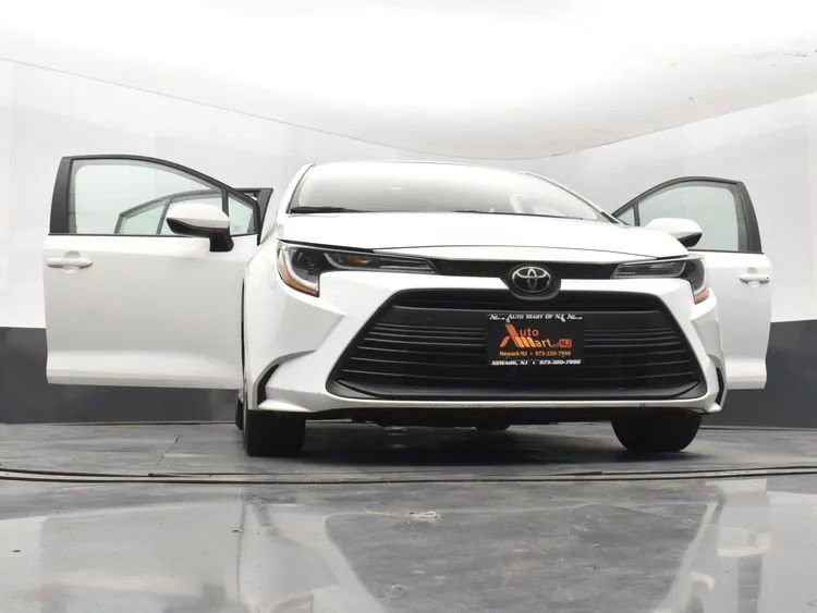 Used 2025 Toyota Corolla LE image 11